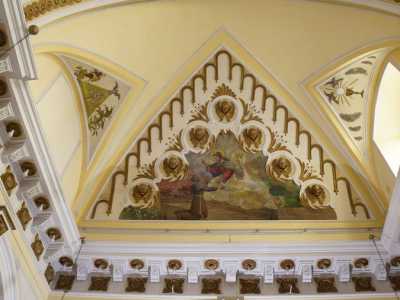 Del secolo scorso sono i numerosi dipinti, tra cui l�affresco del Perdono di Assisi che domina la navata unica...